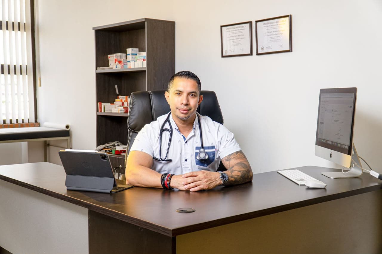 Dr. Adrián Rojas Torres